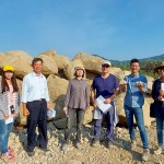 新業(yè)建設(shè)簡福榮總經(jīng)理（圖左二）與新業(yè)團(tuán)隊(duì)不畏烈陽到現(xiàn)場選材，正因職人對專業(yè)上的堅(jiān)持，即便是小小的溪石也需要百分百的講究。