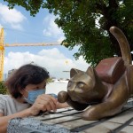 藝術(shù)家─曾永玲凝視細(xì)節(jié)、觀看各方角度，找尋著最適合喵星人的落腳之處。