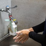 疫情時代，甘霖基金會的送餐服務依然風雨無阻，當天進廚房前需要手部徹底清潔、配戴防塵帽、施打疫苗完成並配戴手套，做足防護程序。