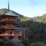 山號「那智山」的青岸渡寺，左側(cè)坐落的那智瀑布，水聲磅礡而震懾人心，天地間的大美化為視覺與聽覺的交響樂！