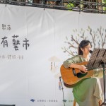 陽光流轉(zhuǎn)、灑落在街頭藝人身上，溫柔的樂音與清新的嗓音，與蔓延至市集的每一處角落。