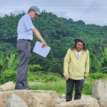 日本景觀設計師-石村敏哉(右)與新業(yè)建設-簡福榮總經(jīng)理(左)，挑選原石的大小、紋理特色及自然造景的擺放，在大自然中尋找社區(qū)一方天地的設計靈感。