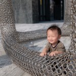 穿梭在藝術(shù)、人文之間，座立於街廓的藝術(shù)品，陪伴家人們未來的日子。暖洋洋的好天氣，日光打在孩子的燦笑上，心也跟著融化了！