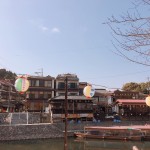 在宇治河岸旁來個茶香漫步吧！扁舟輕靠，日式建築的屋宇上瓦片排列有致，構(gòu)成一幅和諧畫面。