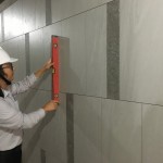 除了接待大廳，梯廳也是迎賓的重點(diǎn)區(qū)域，而一整面光滑平整的牆，是由一片片緊密貼合的磁磚造就而成。