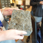 透過觸感及紋理觀察，理解每塊原材的「個(gè)性」，方方面面的考量，挑選出「適得其所」的石材。