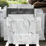 這些石材將從倉儲走進(jìn)日?？臻g，化身為牆面、地坪或檯面的細(xì)節(jié)，為居家與建築注入自然的溫度與質(zhì)感，讓生活與土地緊密連結(jié)。