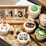 初次舉辦的DIY烘焙活動(dòng)，杯子蛋糕化身成雪人、馴鹿與綠色花圈，也悄悄融入新業(yè)的溫暖陪伴，攜手共渡週末午後時(shí)光。