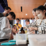 協(xié)力進(jìn)行秤量、分裝，過(guò)程充滿參與感及合作的溫度，從一開(kāi)始就帶著共同完成的意義，成為這場(chǎng) DIY 體驗(yàn)最真實(shí)的基底。