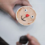 透過(guò)簡(jiǎn)單的配件與顏色，跟著Connie老師的步驟，組裝出充滿童趣的杯子蛋糕，猜猜看最後成品是什麼呢?