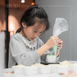 小小雙手緊握擠花袋，細(xì)心為杯子蛋糕擠上糖霜，手作成了最甜的學(xué)習(xí)，悄悄留下屬於成長(zhǎng)與節(jié)日的美好回憶。