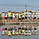 秧苗人手一塊，準(zhǔn)備下田吧。