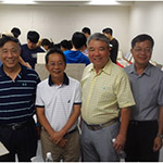 參加民眾與林世堂博士(左二)、新業(yè)建設(shè)穆椿松榮譽(yù)董事長(zhǎng)(右三)、卓勝隆董事長(zhǎng)(左三)、簡(jiǎn)福榮總經(jīng)理(右二)、邱正光副總經(jīng)理(右一)合影留念。