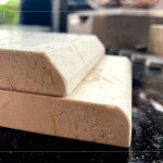 不同角度的處理除了影響外觀風(fēng)格，也兼具實(shí)用性與安全性，例如圓弧邊能降低碰撞風(fēng)險(xiǎn)，而斜切邊則突顯設(shè)計(jì)感，符合多樣空間需求與美學(xué)考量。