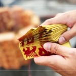 心中滿懷期盼與感恩，將此份心意挾帶著一疊疊金紙，焚化成縷縷煙霧上傳天聽，為上樑儀式畫下句點。