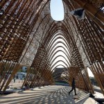 中央竹拱圈層疊出10公尺高，象徵守護(hù)臺灣的中央山脈，臺中花博於11月3日開幕。圖／竹籟文創(chuàng)