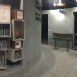 夜晚書席增設(shè)燈光，提高夜間民眾使用之頻率，搭配吧檯桌面及高腳椅可以輕鬆享受閱讀之悠閒。