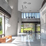 曲牆、曲柱的元素揉入結(jié)構(gòu)體，讓我們的五感隨之延伸，甚至跟著建築的毛孔一同通透呼吸－新業(yè)觀峰 完工實(shí)景圖。