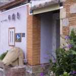 瓊林聚落有歷經百年的傳統(tǒng)閩南式建築，古厝的每個細節(jié)皆雕工精緻，古色古香的建築搭配扶疏草木，思古之幽情油然而生！