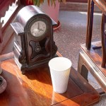 古崗樓內，我們在古董老鐘的相伴下，品嘗著乳酪蛋糕共度午茶時光。稍微歇歇腿，為四處走透透的行程暫時畫下逗點，小憩一會繼續(xù)啟程！