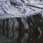 由人工鑿就的翟山坑道，是八二三砲戰(zhàn)期間的戰(zhàn)事要地，負責運送、容納42艘船，巨長的坑道簡直是鬼斧神工！