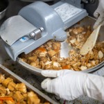 除了一般餐食外，針對咀嚼、吞嚥不佳的長輩，甘霖也個別準備剁碎飲食、細碎飲食、半流質飲食，讓長輩們更方便進食。