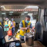 新業(yè)與志工大哥們一同將湯桶、保溫袋提上後車箱，分送約900個便當至大臺中各地區(qū)的獨居長者家中。我們與時間賽跑，兵分廿一路到各個指定點與補給站。 