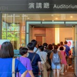 活動(dòng)開始前，講廳外已聚集長(zhǎng)長(zhǎng)人龍，一睹馮翊綱老師精采的演說魅力。