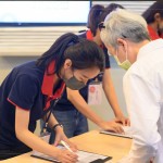 新業(yè)團(tuán)隊(duì)引導(dǎo)貴賓入場(chǎng)就坐，一同感受文化藝術(shù)的美好。