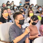 家族、粉絲們踴躍提問，老師的幽默回應(yīng)，讓現(xiàn)場(chǎng)氣氛輕鬆歡愉。