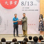 新業(yè)建設(shè)簡(jiǎn)福榮總經(jīng)理(左一)致贈(zèng)馮翊綱老師(右一)暖心好禮，感謝蒞臨「新業(yè)名人講堂」。