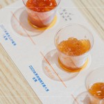 將水果搗碎或切塊，熬煮後釋出果膠凝結(jié)成醬，吃得到果粒，屬於『有魂有體』的果醬，英文為『Jam』。