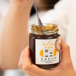 柯亞老師曾說(shuō)『南莊橙』是入行以來(lái)最具挑戰(zhàn)的嘗試，近兩年的時(shí)間調(diào)配了30幾款版本，成功找回半世紀(jì)前的味道，把在地民族的歷史保存在果醬裡。