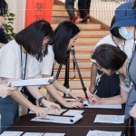 於新業(yè)建設(shè)專屬領(lǐng)票處，仔細(xì)與住戶核對資料及票卷，讓住戶可以安心地入場觀影。