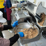 牙口不好的長(zhǎng)輩們，需將餐食絞碎到適合入口的程度，確保每一口都能安心吞嚥，不只是備餐上的用心，更是對(duì)長(zhǎng)輩健康與尊嚴(yán)的守護(hù)。