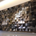 家藝品，彰顯妳低調(diào)奢華的藝術(shù)品味，一幀立體木方造型作品，不規(guī)則的排列組合，不論是進(jìn)入轉(zhuǎn)角，或轉(zhuǎn)出走道，都能看見不同角度的精彩