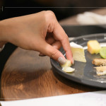 觸覺先行，透過指尖最直覺的傳遞每款乳酪的質(zhì)地，品味乳酪不只是「吃」的動作，更是五感的交響。