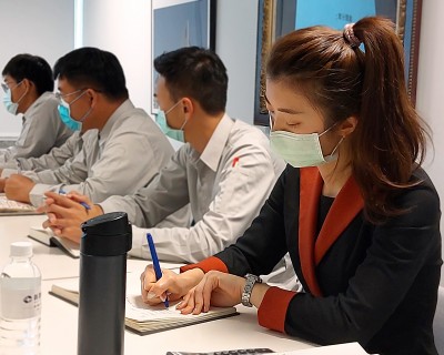 新業(yè)攜新進(jìn)｜手把手，向前行