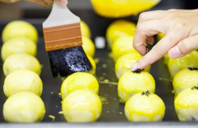 新業(yè)建設(shè)餅香傳愛 中秋送暖情更圓